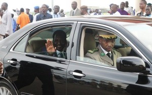 dioncounda traore president interimaire mali retour soin france avion presidentiel aeroport senou garde corps voiture fonction