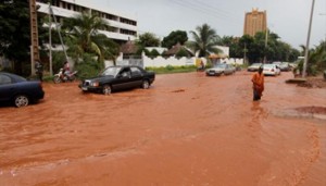 pluie diluvienne bamako eau trombe inondations noyes eau