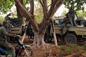Les promotions à titre exceptionnel opérées au sein de l’armée mettent le feu aux poudres à Kati Le colonel Mohamed El Habib Diallo kidnappé, les mécontents menacent de donner l’assaut au domicile de Sanogo