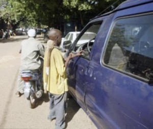 enfant nettoyeurs vitres moto bamako