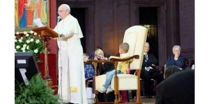 pape francois enfant siege papal trone