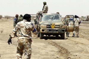 soldats maliens patrouille entre villes Kidal Gao nord Mali juillet 2013