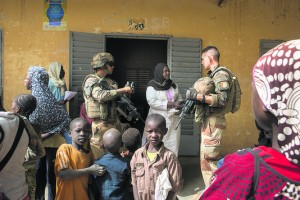 Population gao soldats français serval enfants femmes nord mali