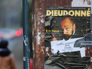 Quand Dieudonné adresse une «quenelle» à la Reine d’Angleterre