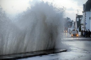 Grandes marées: vagues géantes et dégâts matériels sur la façade atlantique