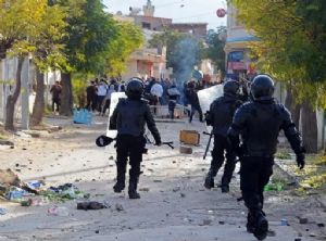 Tunisie: affrontements entre policiers et islamistes dans la banlieue de Tunis