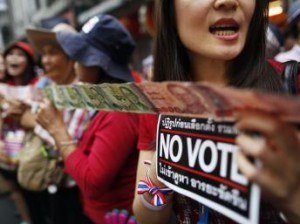 Thaïlande: violente bataille de rue à la veille des élections