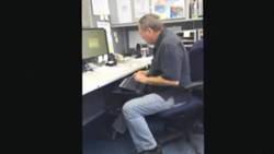 Il tape sur son clavier d’ordinateur comme avec une machine à écrire