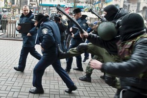 Coups de pied donnés aux policiers