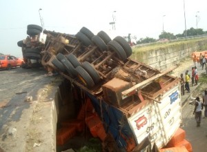 accident circulation camion remorque voiture renverse terre sol