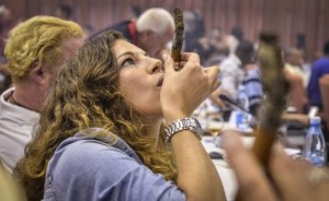 femme participe concours longue cendre cigare