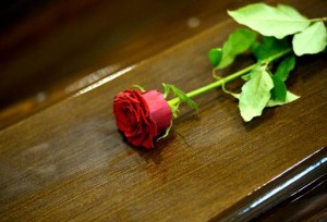 homme mort rose cercueil