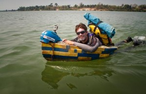 inconnue montrant remi camus nageant fleuve mekong