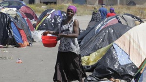 femme nigerienne porte bassine eau camp refufies fuient guerre