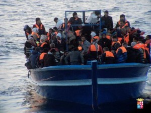 migrants sauvetage marine italienne large lampedusa