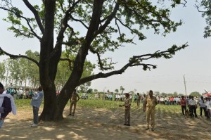 police indienne garde arbre suspendues corps deux jeines filles tuees violees