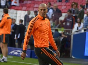 ancien joueur footballeur français zinedine zidane nouveau entraineur real madrid