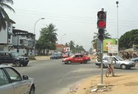 goudron circulation voiture moto feux tricolores panneaux solaires bamako