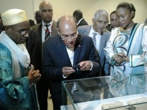 president tunisien moncef marzouki ministre malien culture rama diallo viste musee national manuscrits tombouctou