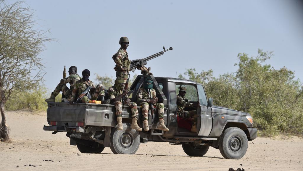 soldat militaire combattant nigeriens patrouille