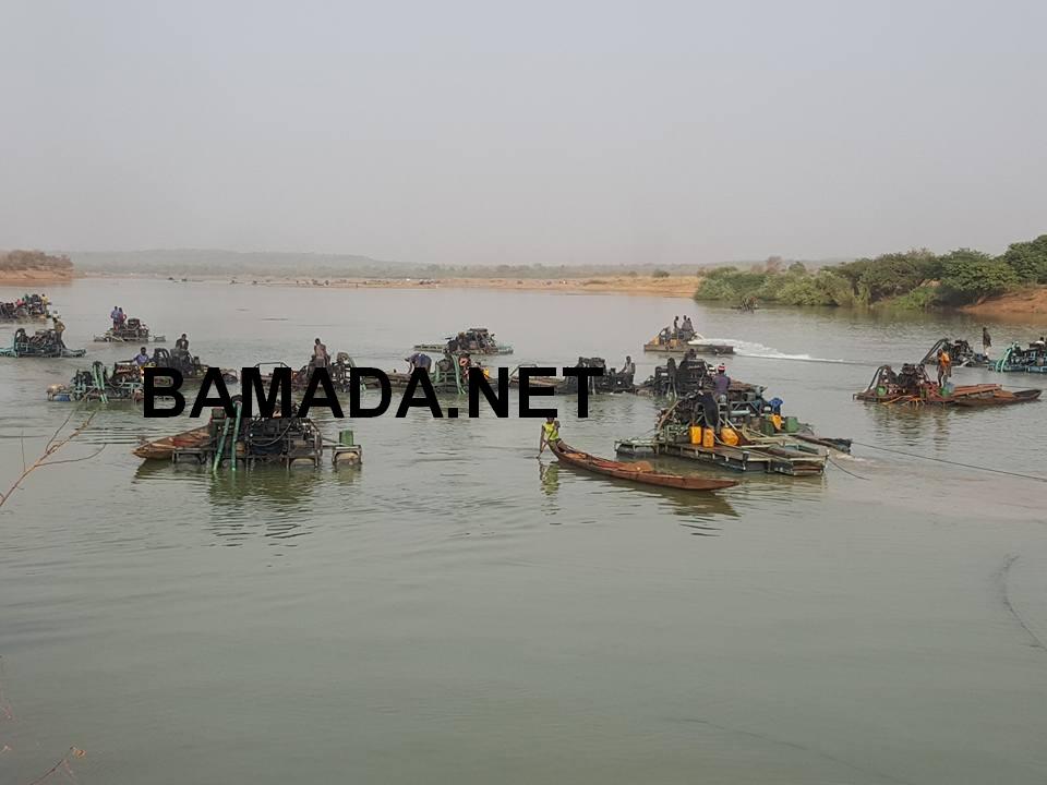 bateau pinasse pirogue orpaillage fleuve niger eau societe miniere appareil chercheur or drag metaux
